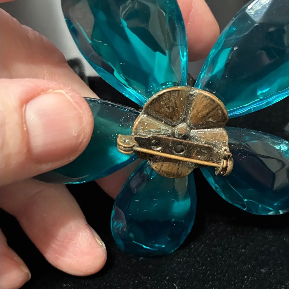 Elegant vintage Blue Floral crystal Brooch